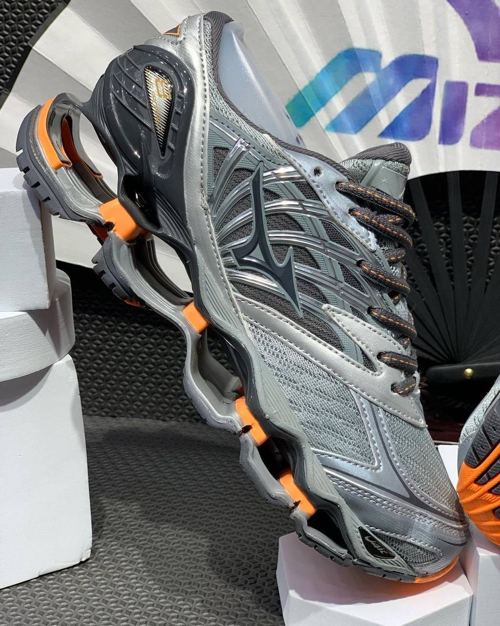 tênis Mizuno Prophecy 8 cinza e laranja  - 1