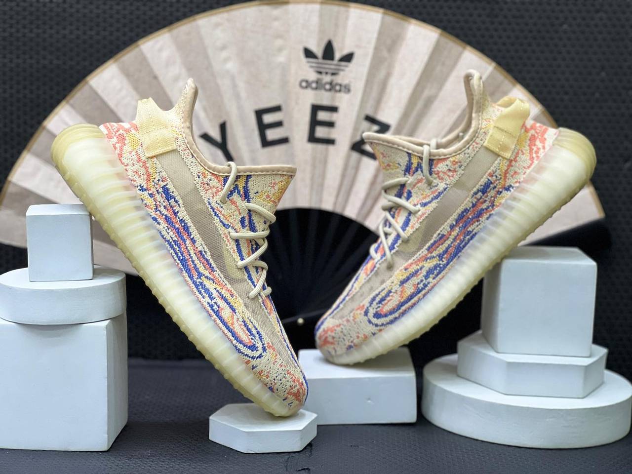 Adidas Yeezy 350 v2 colorido 