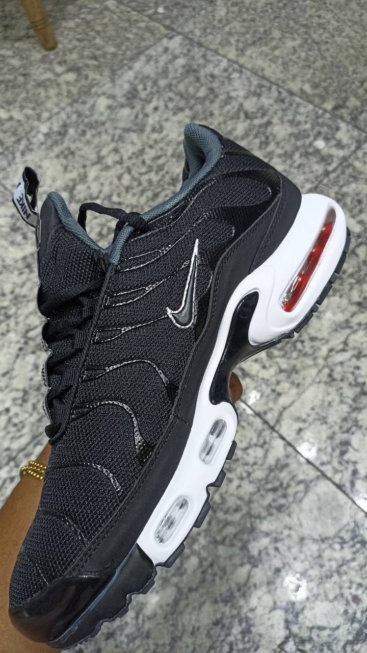 Nike Air Max TN preto e branco  - 3