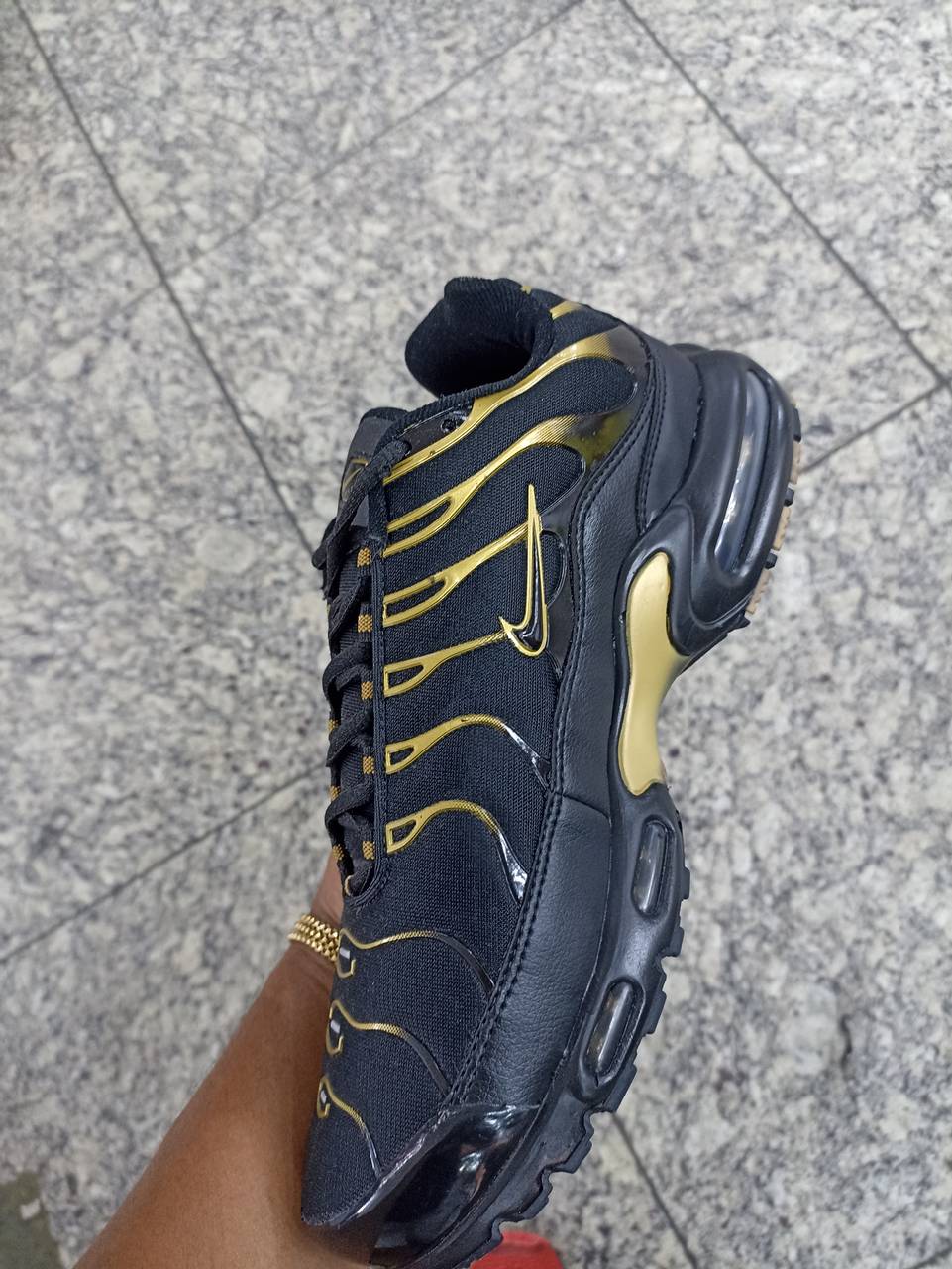 Nike Air Max TN preto e dourado  - 3
