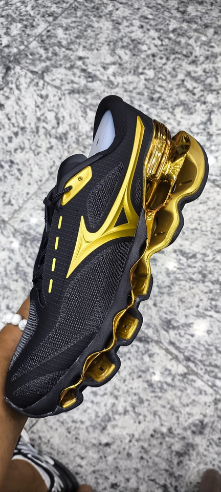 Mizuno 15 preto e dourado  - 3