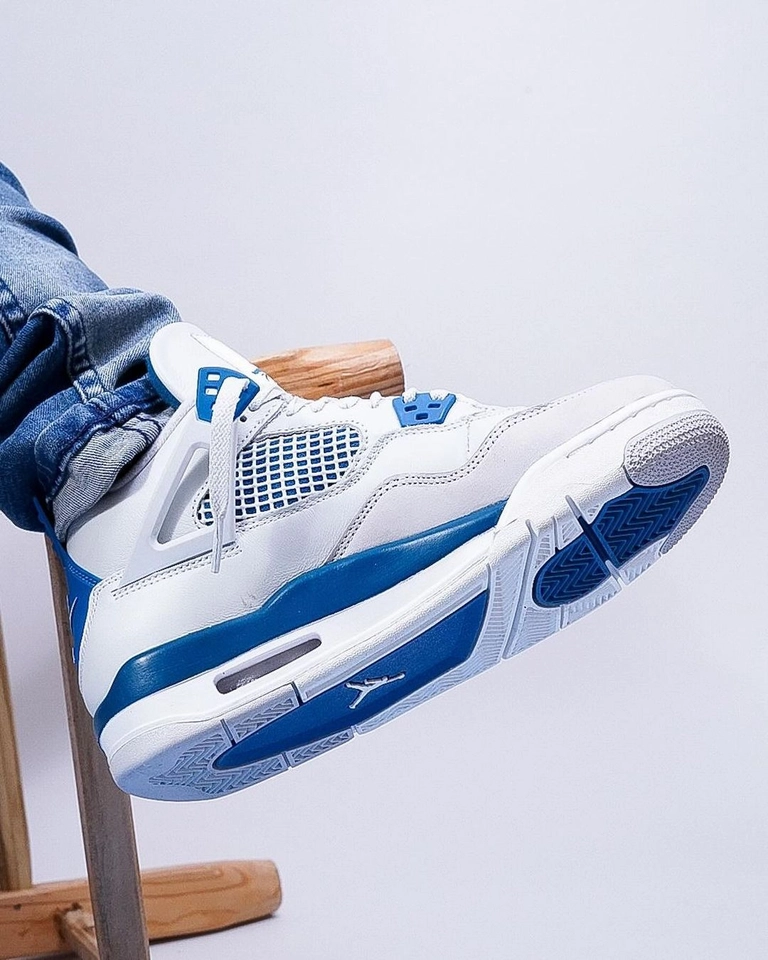 Nike Jordan 4 azul e branco 
