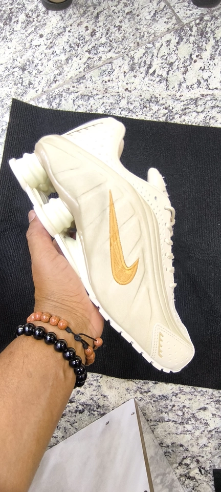 Nike Shox R4  bege e dourado 