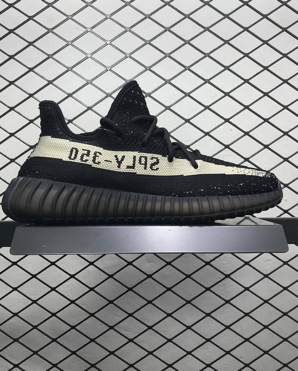 Tenis Adidas Yeezy 350 Oreo - 1
