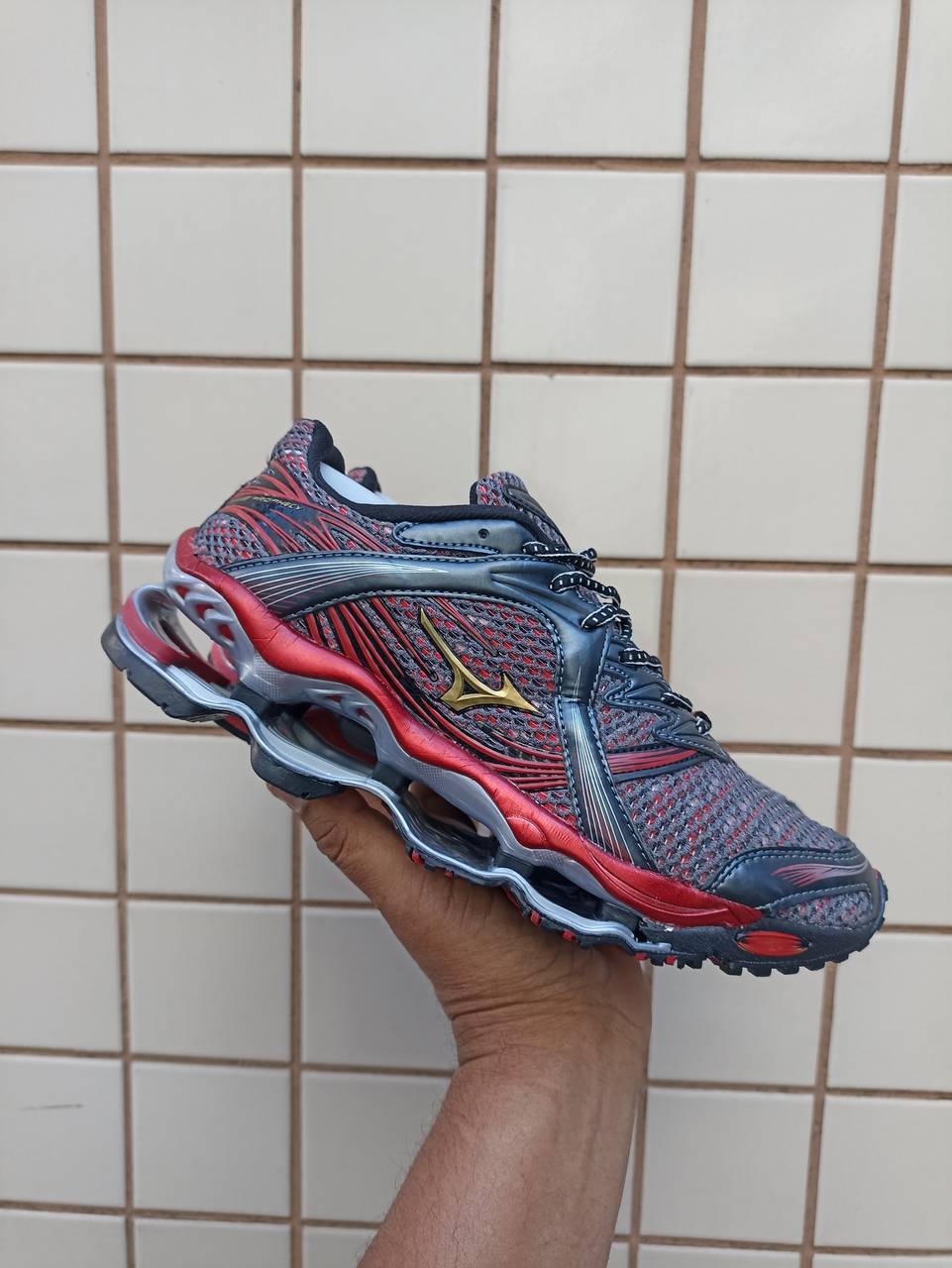 Mizuno  Prophecy 1 vermelho e cinza