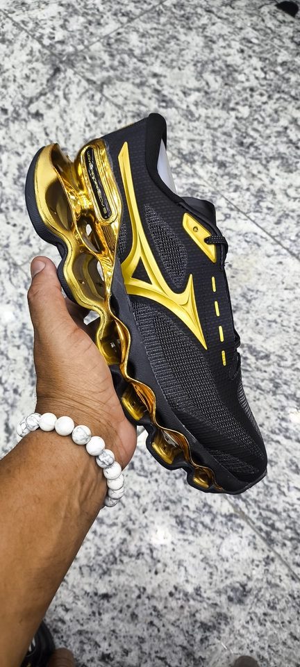 Mizuno 15 preto e dourado 