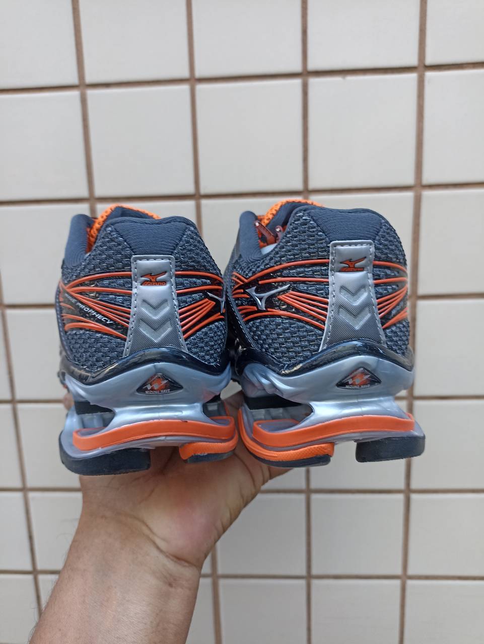 Mizuno Prophecy 1 cinza e laranja - 5