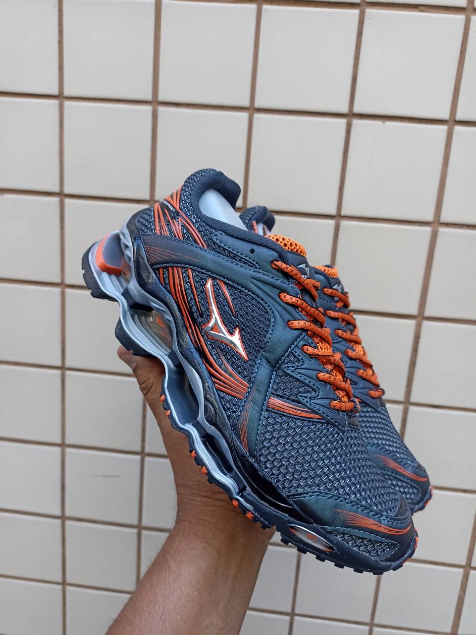 Mizuno Prophecy 1 cinza e laranja - 2
