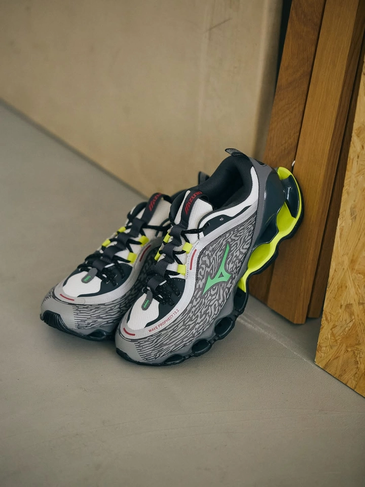 Mizuno 13.2 cinza e verde