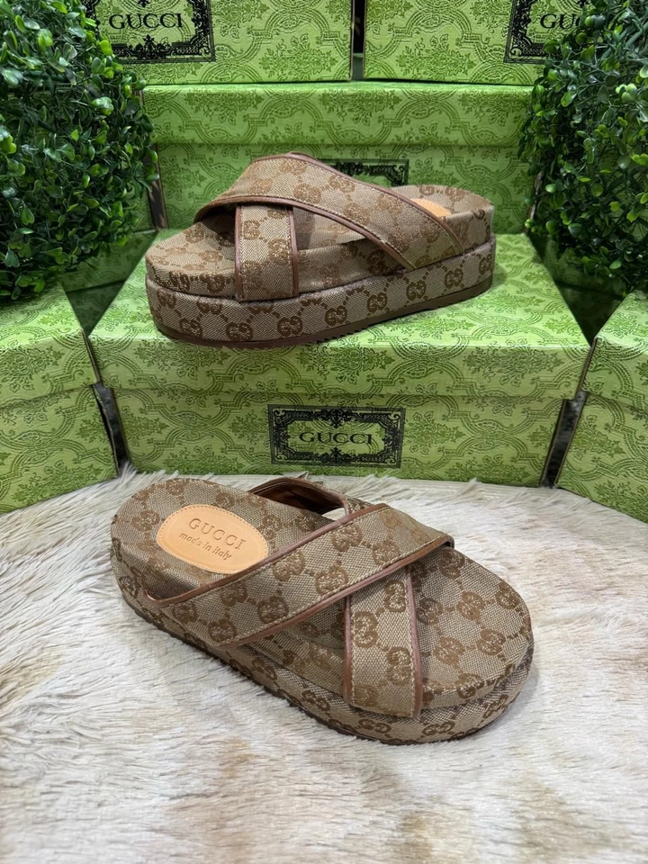 Chinelo plataforma cruzado gucci