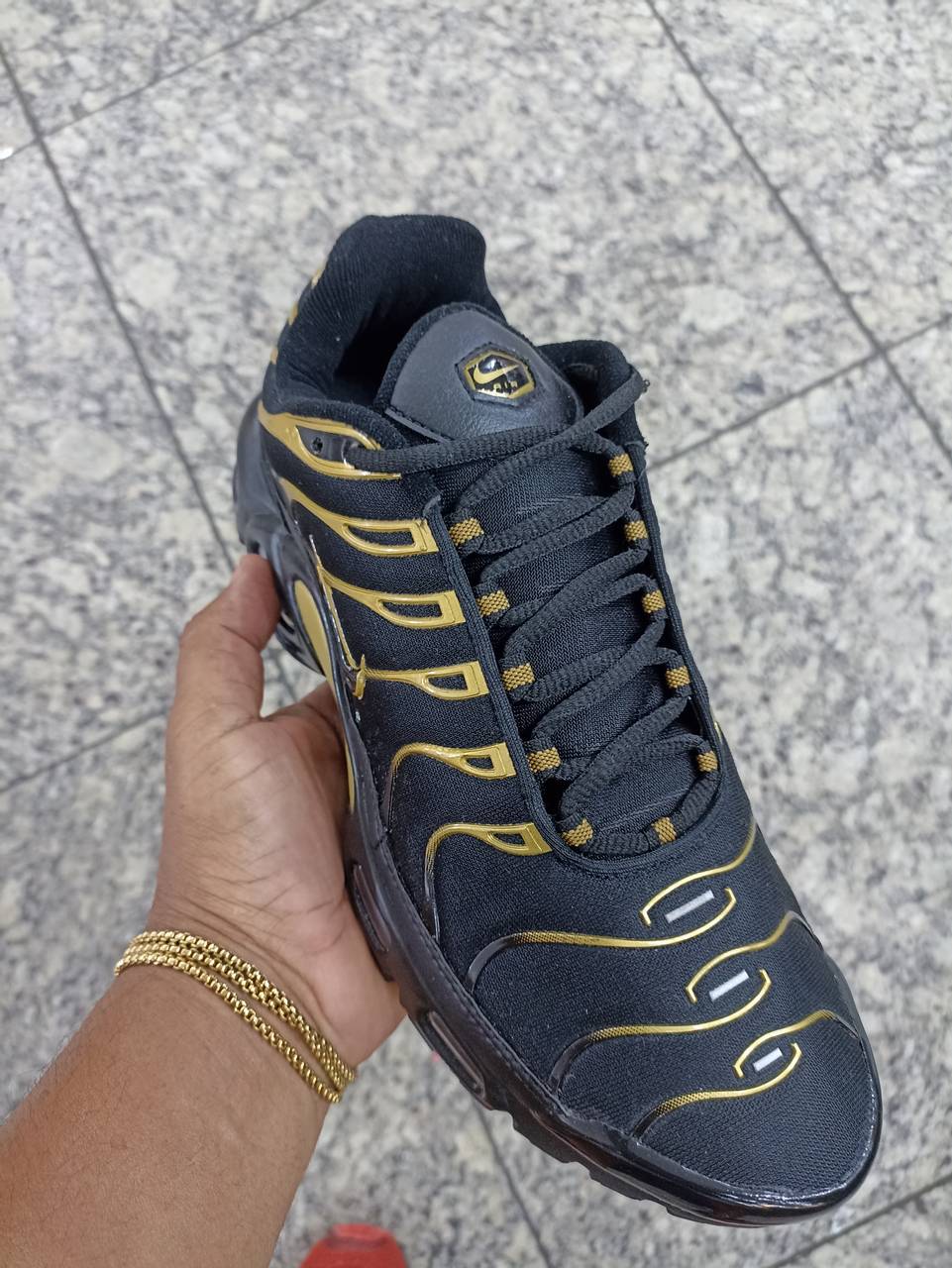 Nike Air Max TN preto e dourado  - 4