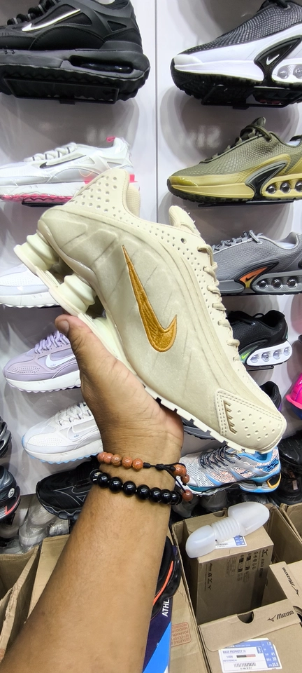Nike Shox R4  bege e dourado  - 8