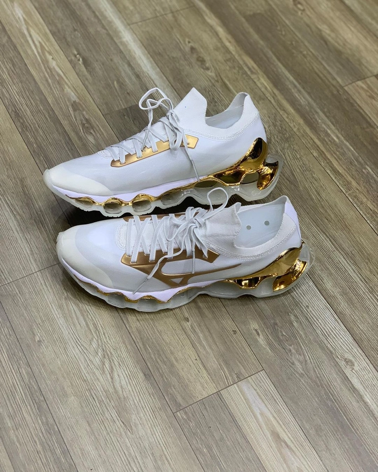 Mizuno Sorayama branco e dourado  - 2