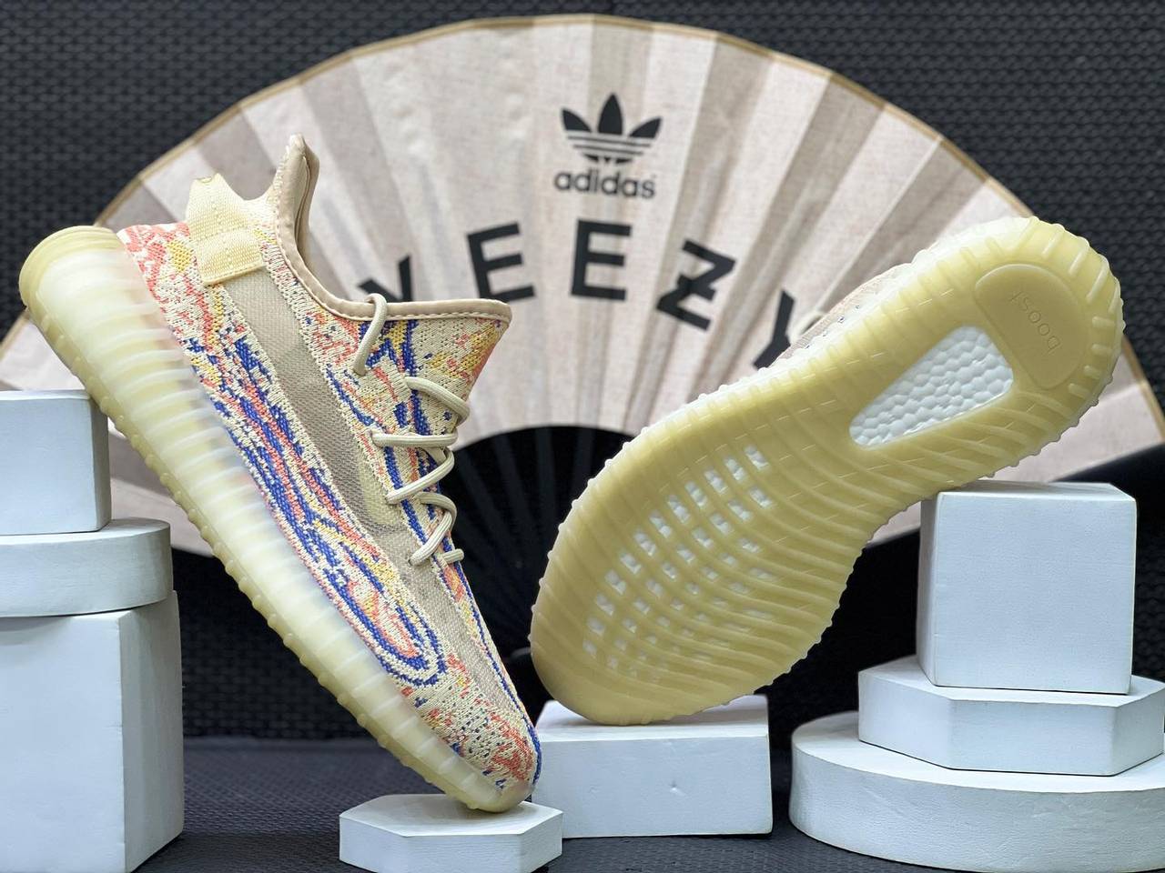 Adidas Yeezy 350 v2 colorido  - 2