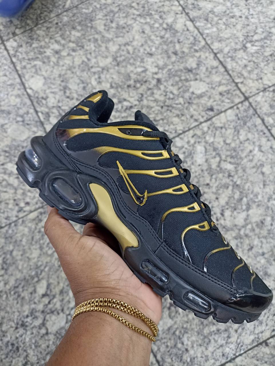 Nike Air Max TN preto e dourado  - 5