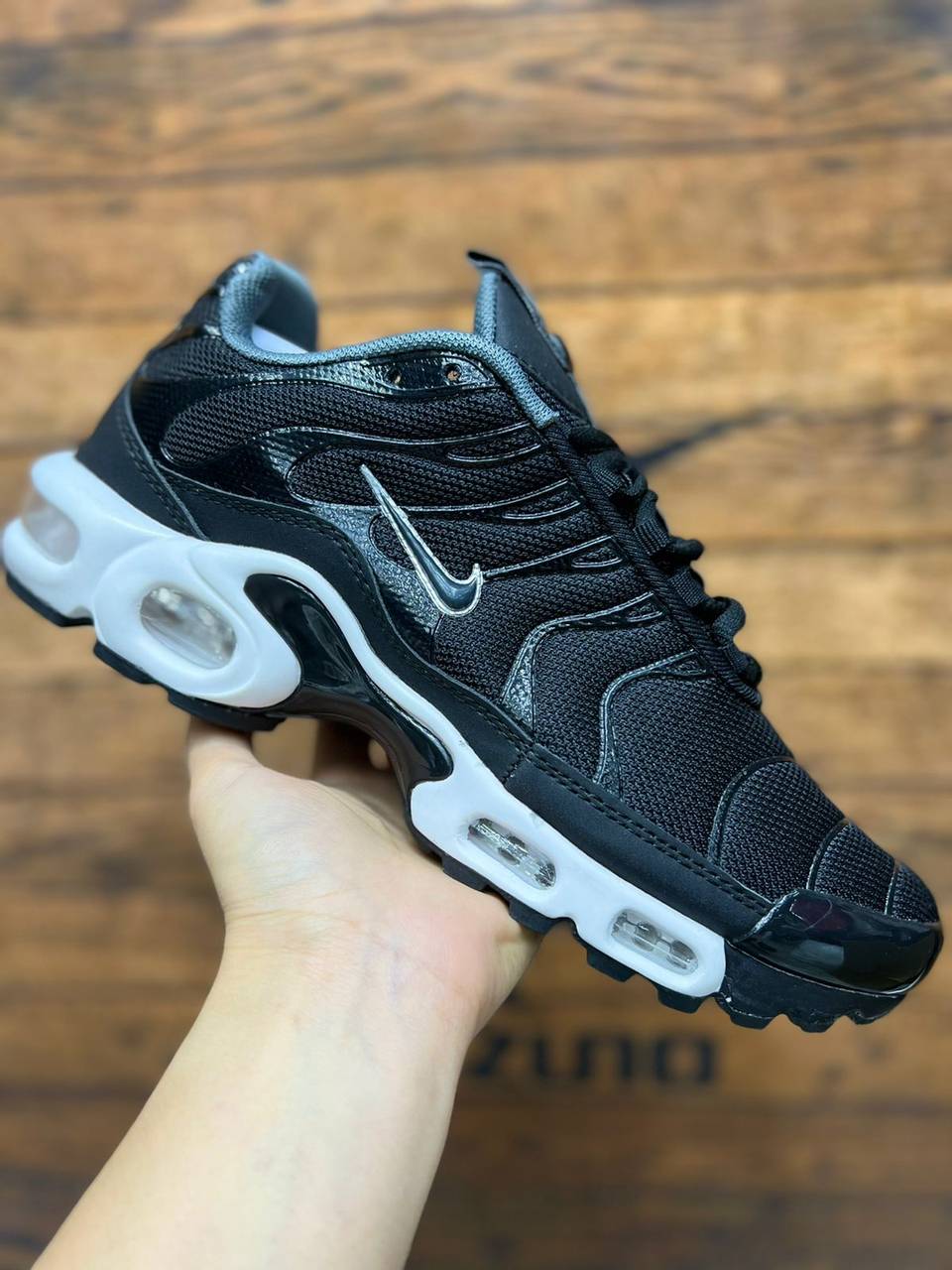 Nike Air Max TN preto e branco 