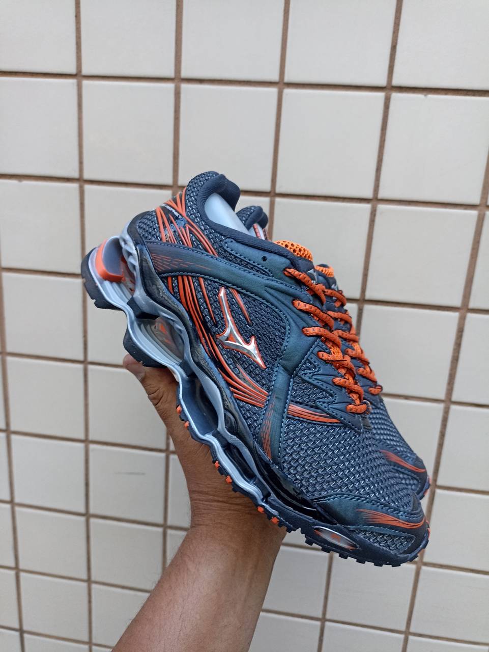 Mizuno Prophecy 1 cinza e laranja
