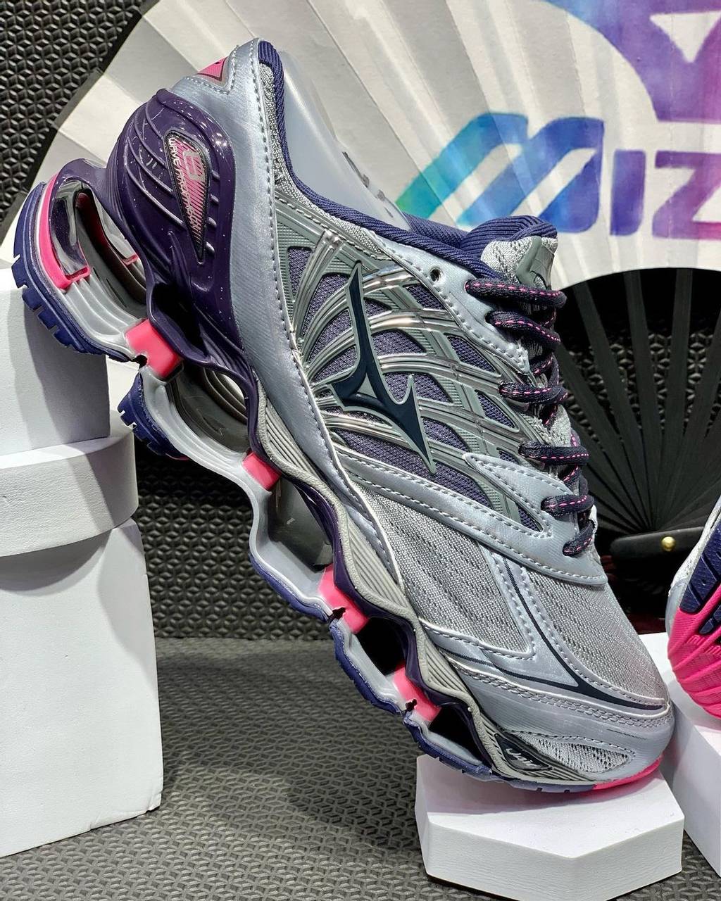 tênis Mizuno Prophecy 8 cinza e rosa