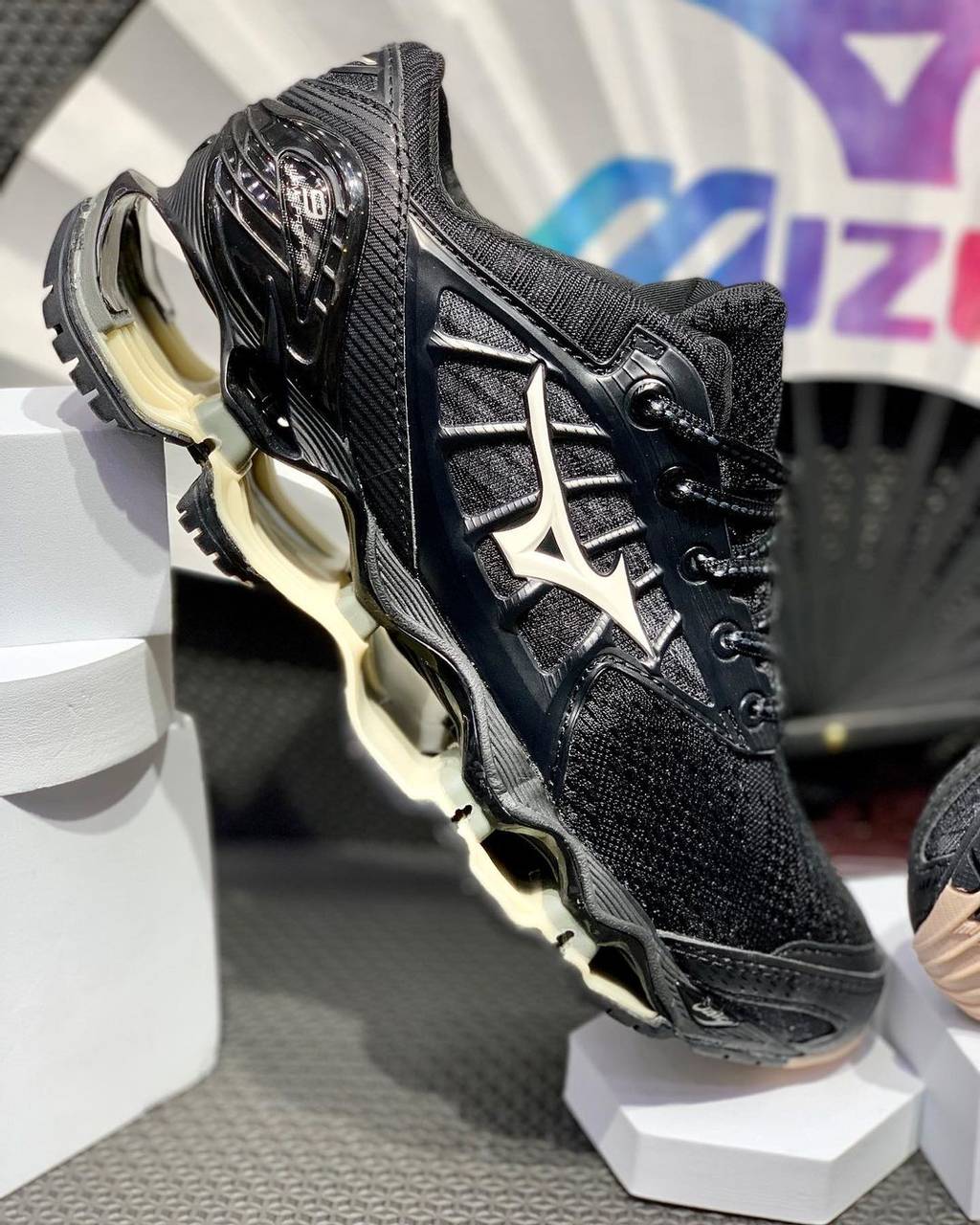 tênis Mizuno Prophecy 9 preto e creme