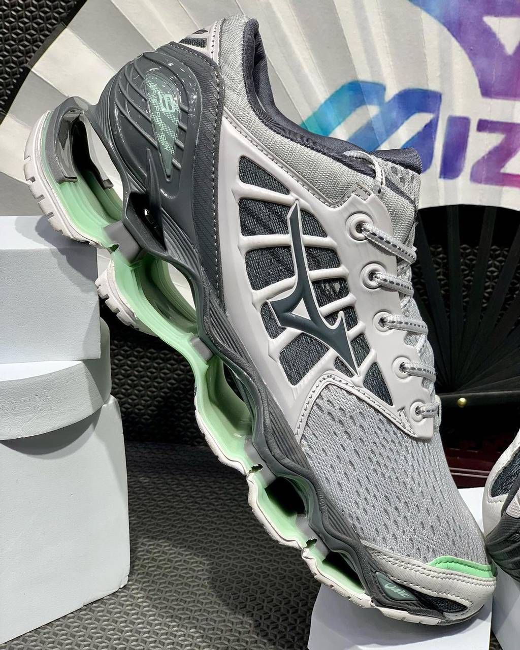 tênis Mizuno Prophecy 9 cinza e verde