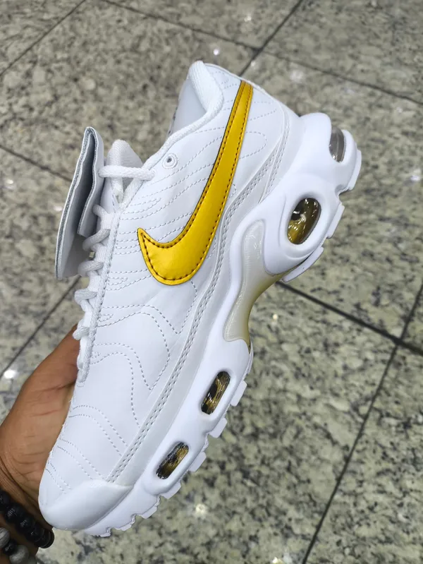 Nike tn tiempo branco e dourado 