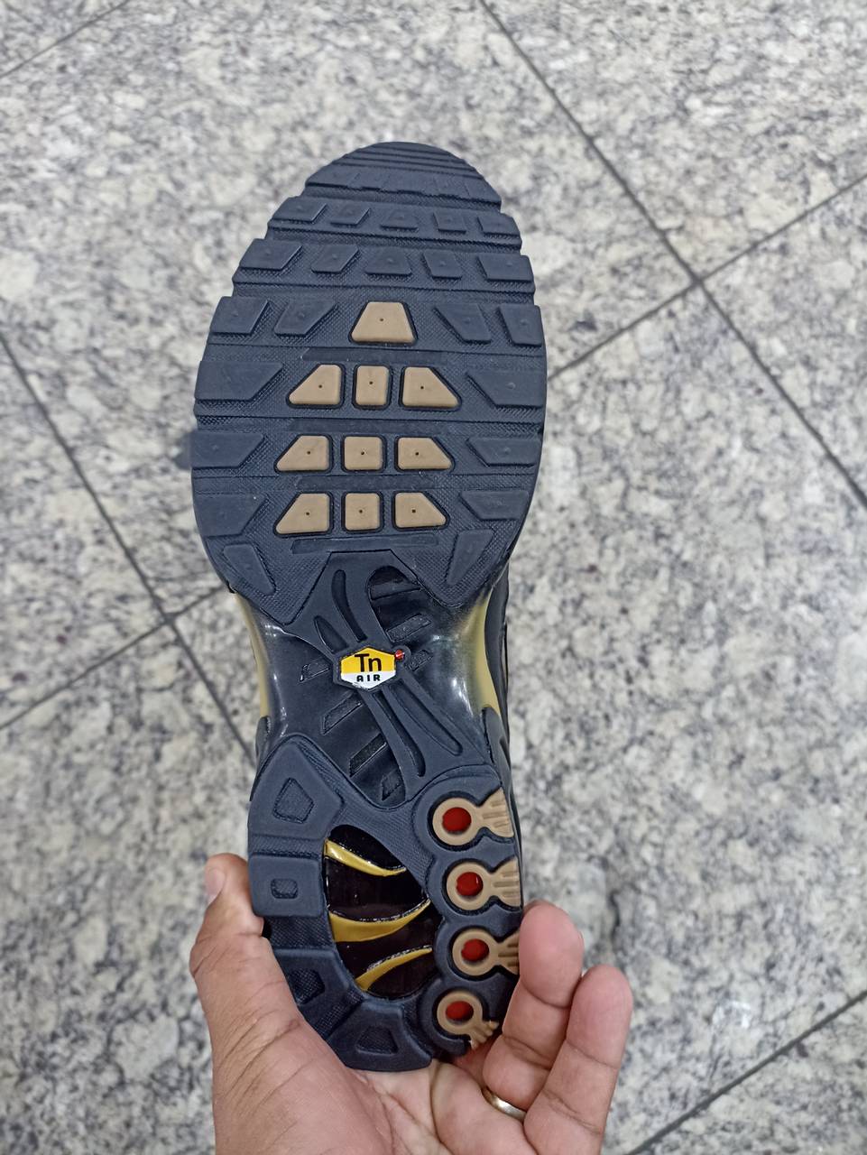 Nike Air Max TN preto e dourado  - 2