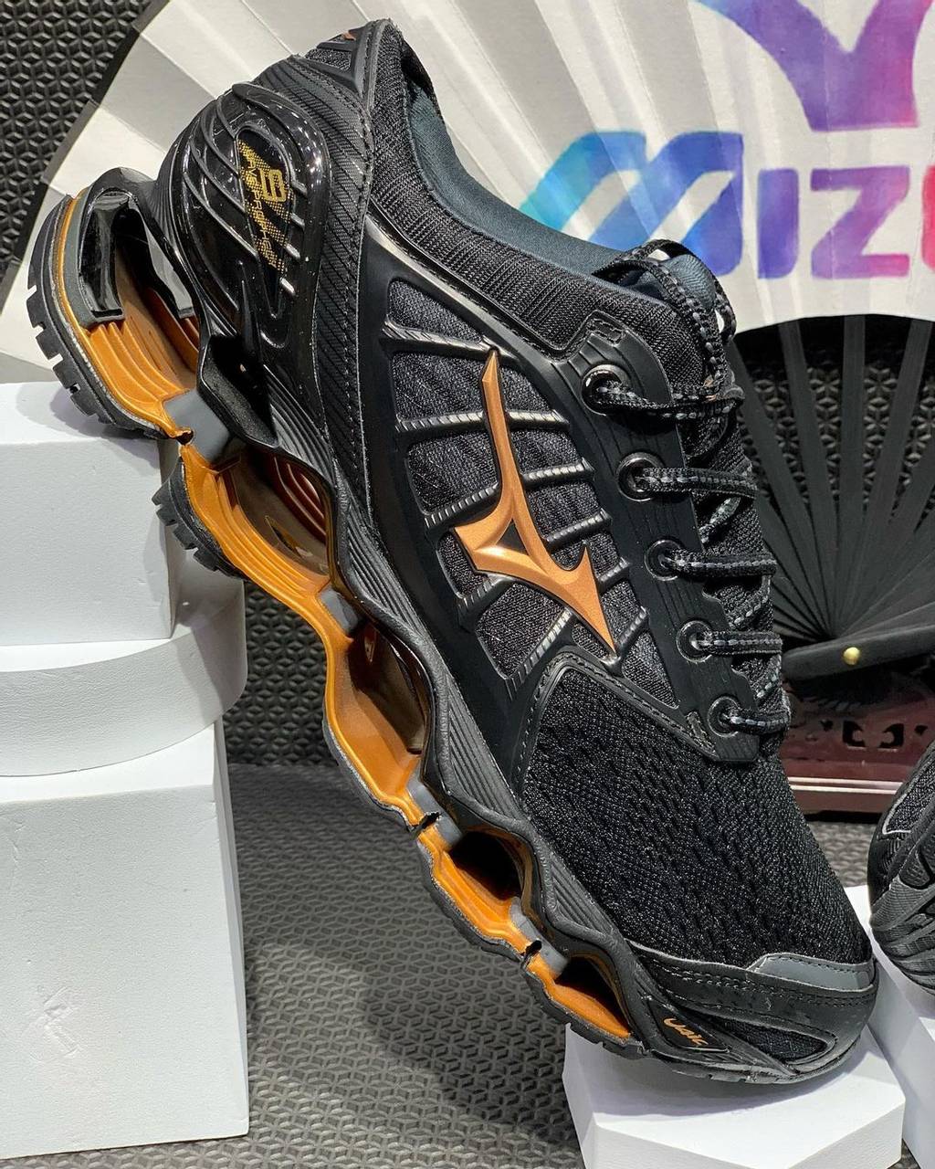 tênis Mizuno Prophecy 9 preto e ocre