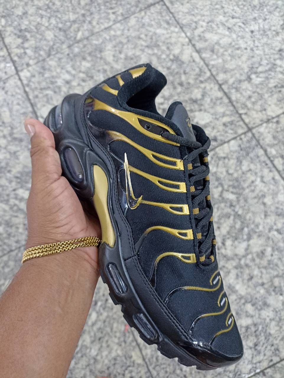 Nike Air Max TN preto e dourado 
