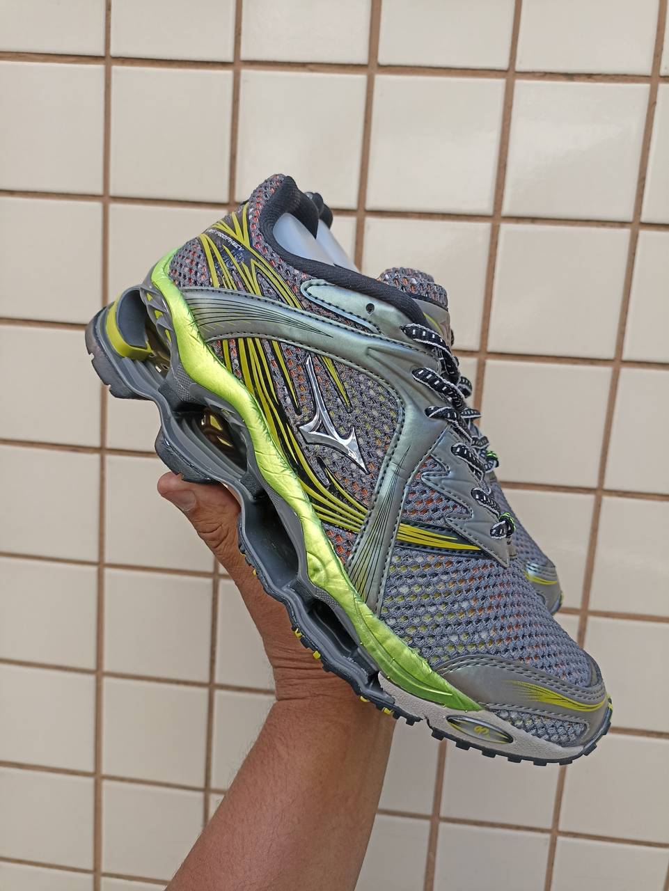 Mizuno Prophecy 1 cinza e verde