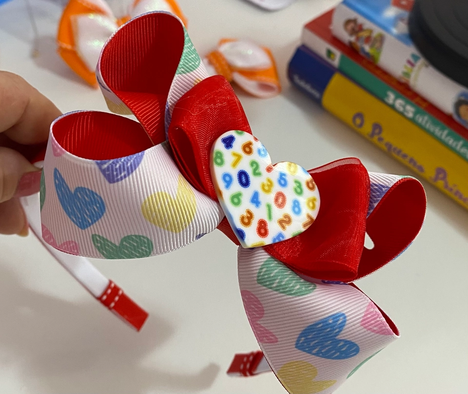 Tiara escolar coração 