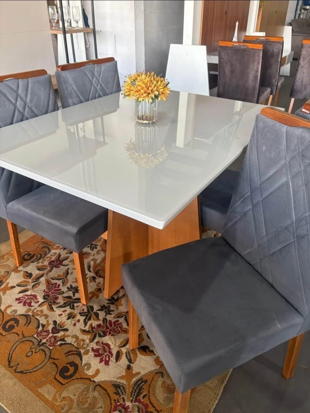 MESA ALICE 120 x 90 C/ 4 CADEIRAS OLGA VELUDO CINZA EM MADEIRA - 4