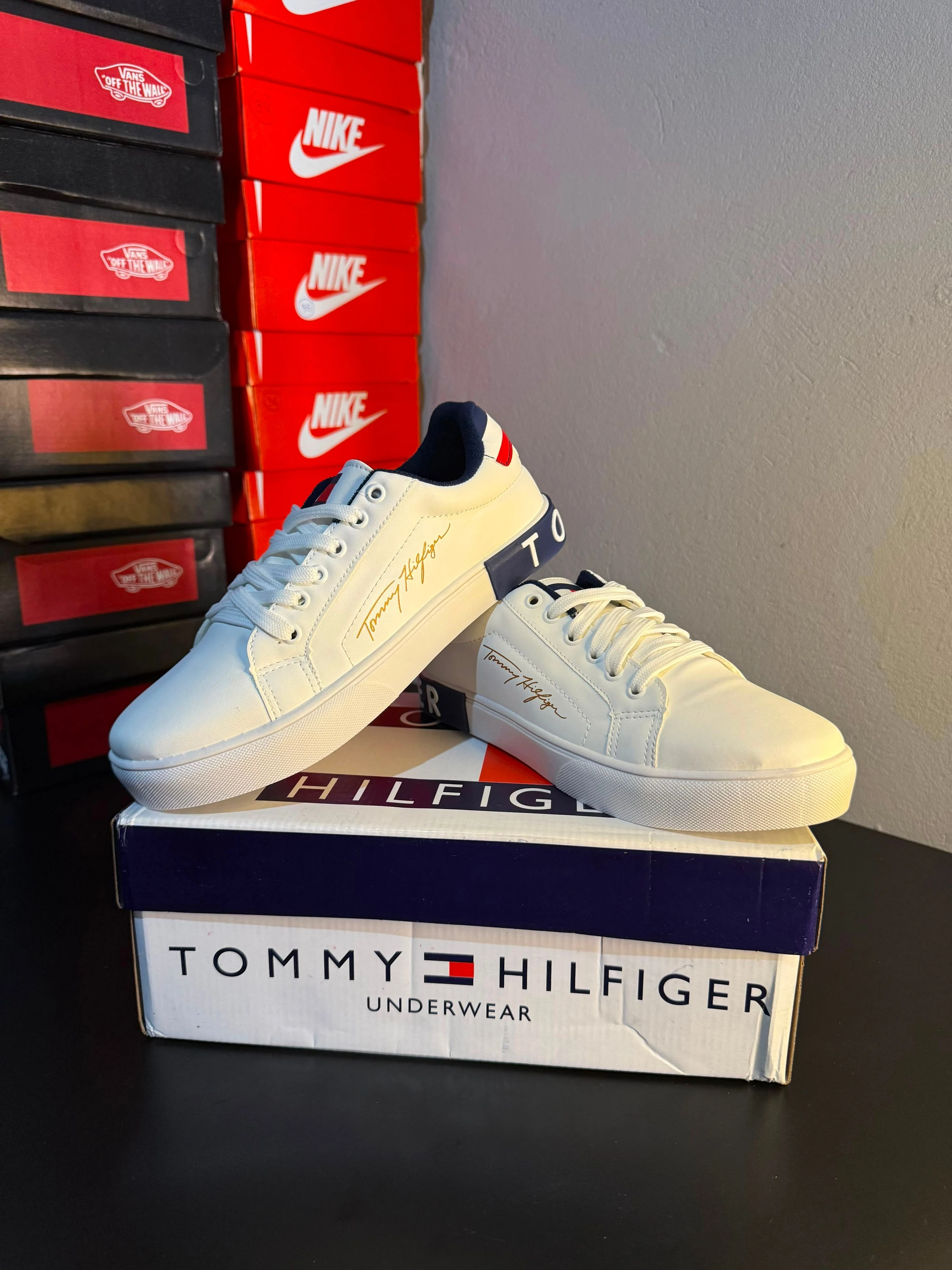Tommy Hilfiger - 2
