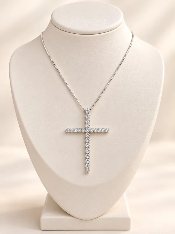 Colar pingente crucifixo cravejado em prata 925