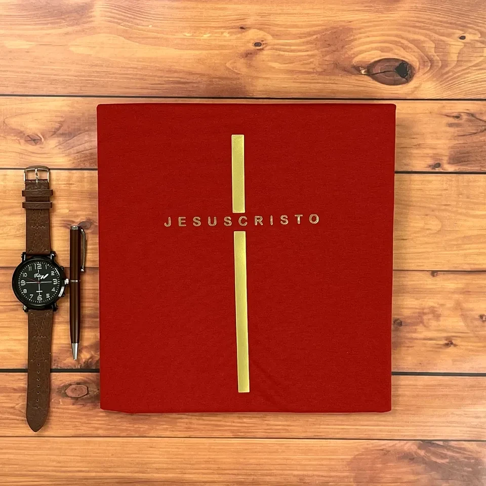 Camiseta Masculina Vermelha Cruz Dourada Jesus Cristo - 3