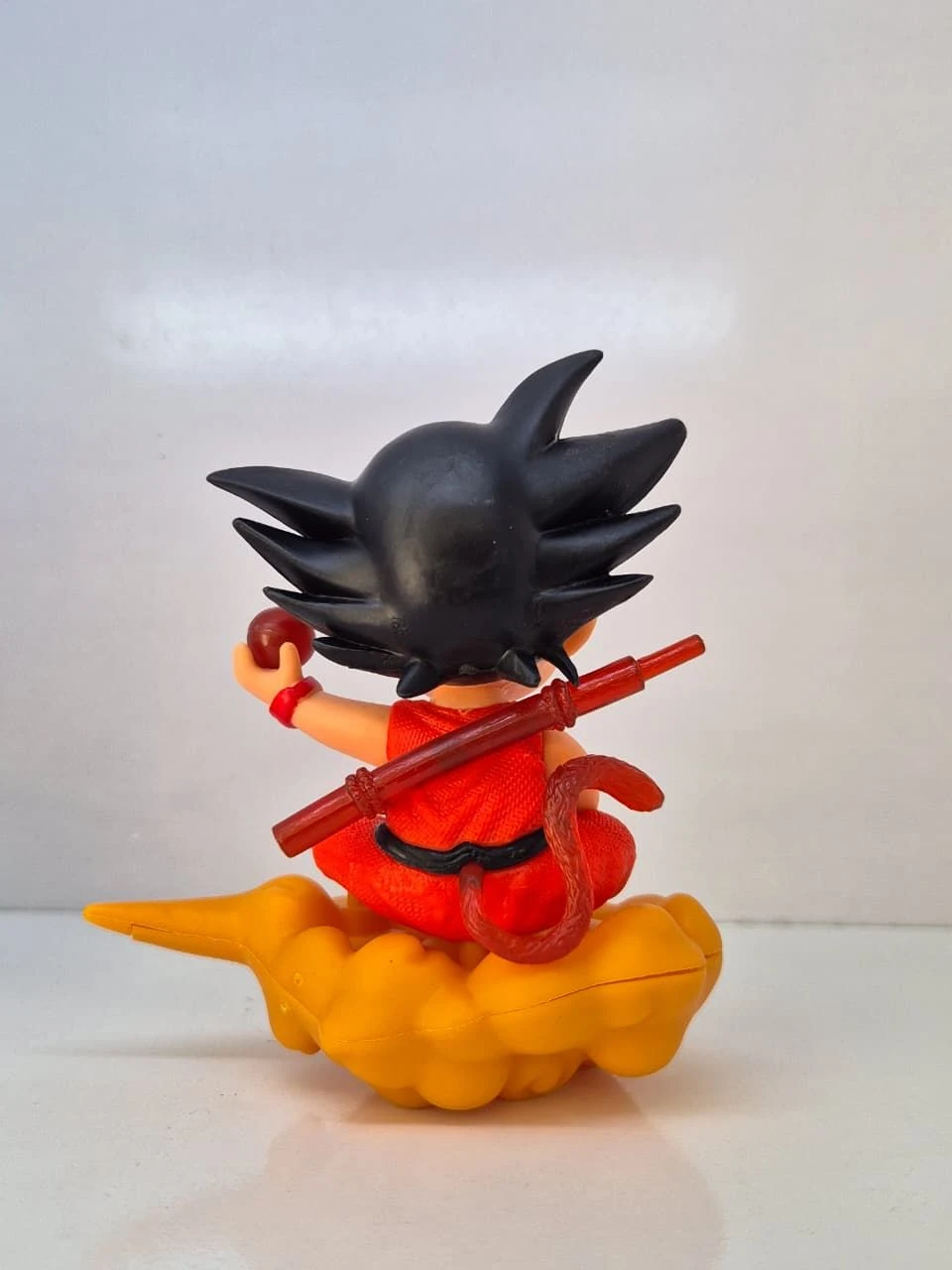 Goku jovem vinil sentado - 2