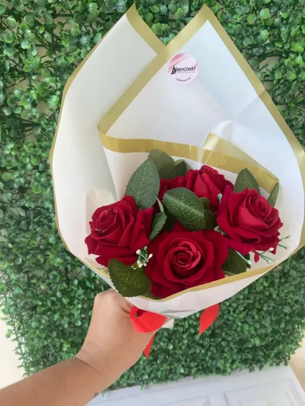 Buque rosas pequeno 