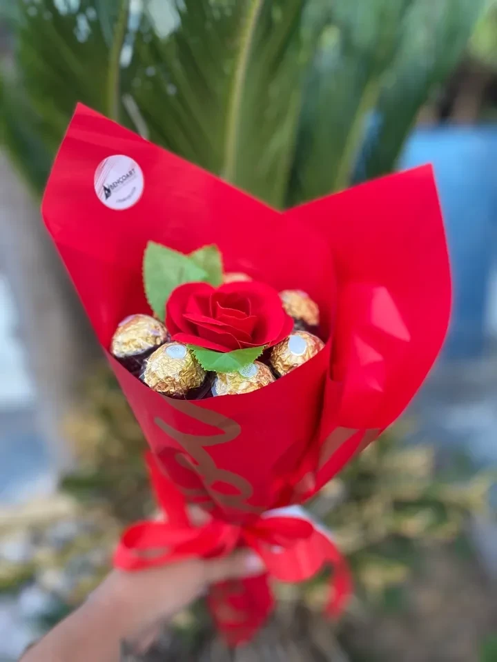 Buque pequeno ferrero rocher e rosa permanente  - 2