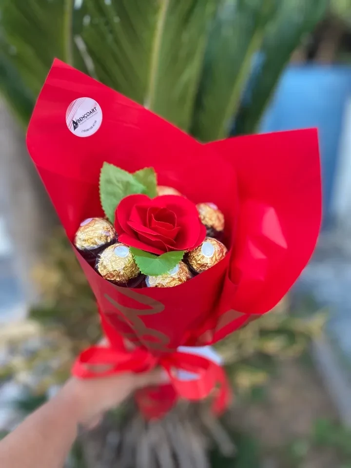 Buque pequeno ferrero rocher e rosa permanente  - 1