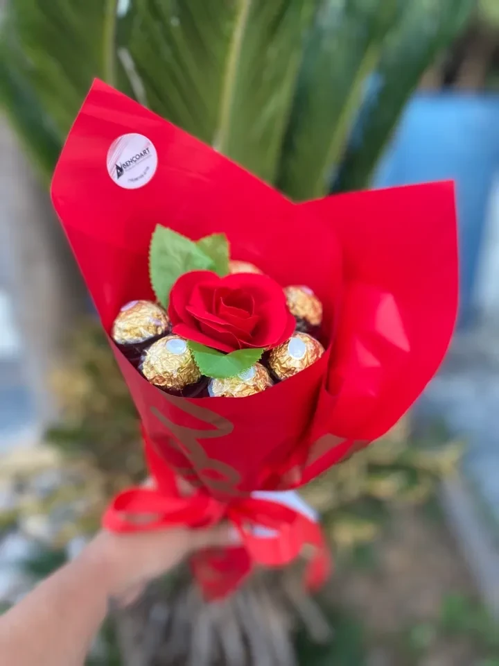 Buque pequeno ferrero rocher e rosa permanente  - 4