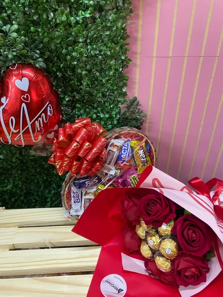 Buquê de rosas e bombons com coração de led  - 2