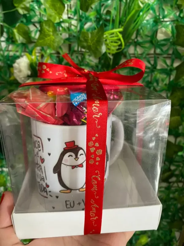 Caneca personalizada na caixa de acetato com bombons 