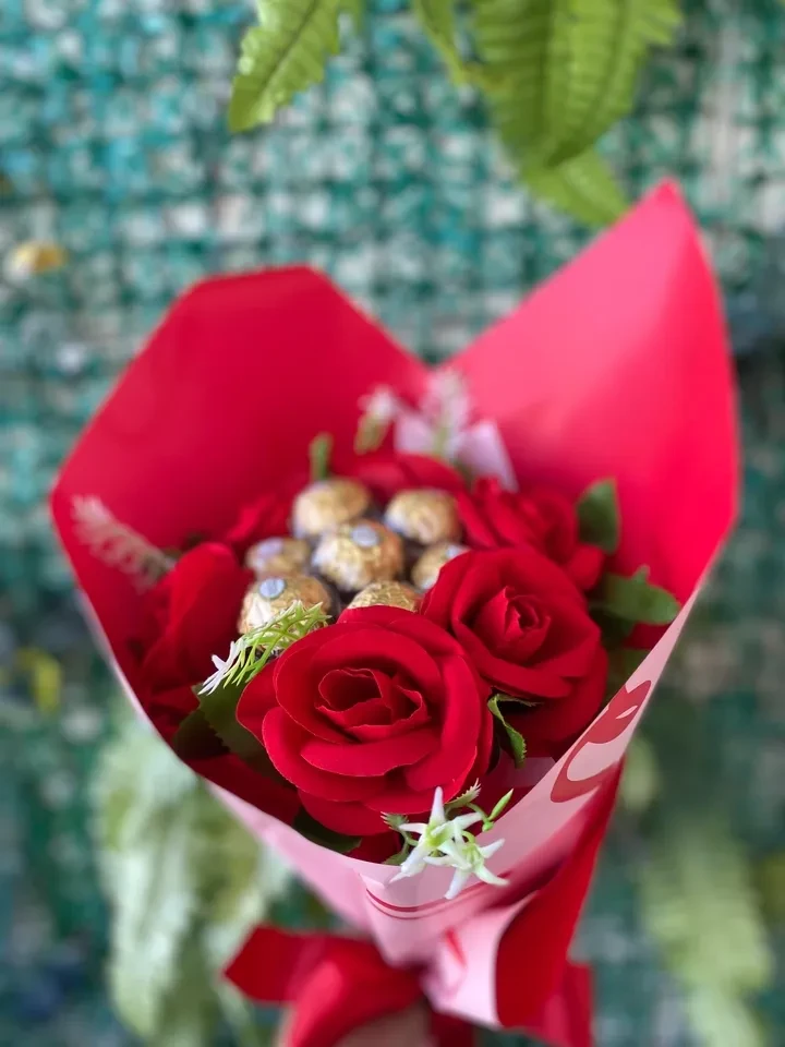 Buque com ferrero rocher e rosa permanente   - 2