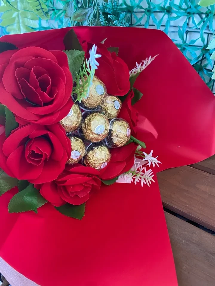 Buque com ferrero rocher e rosa permanente   - 4