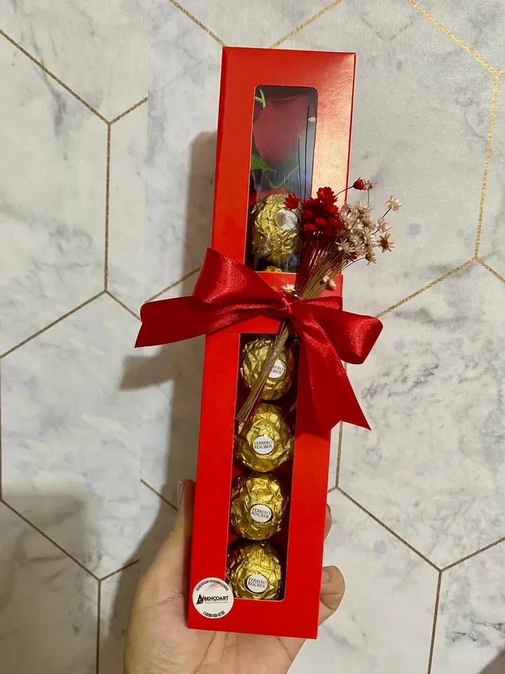 Caixa com ferrero rocher e rosa permanente  - 1