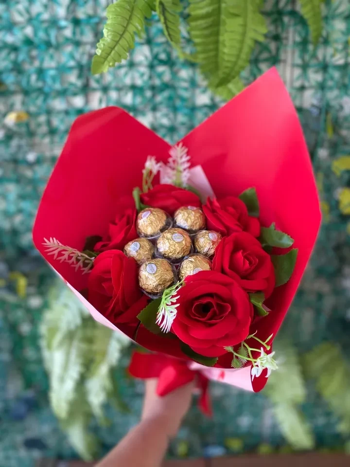 Buque com ferrero rocher e rosa permanente   - 3