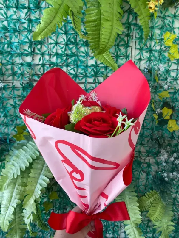 Buque com ferrero rocher e rosa permanente  