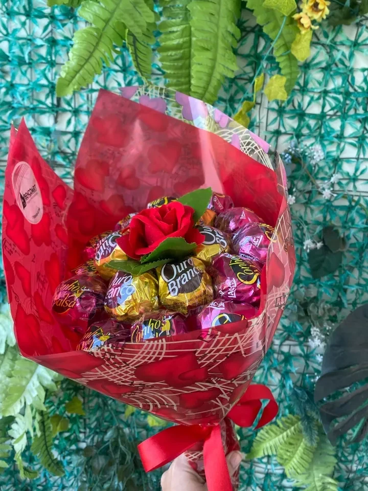 Buque com rosa permanente  e bombons  - 3