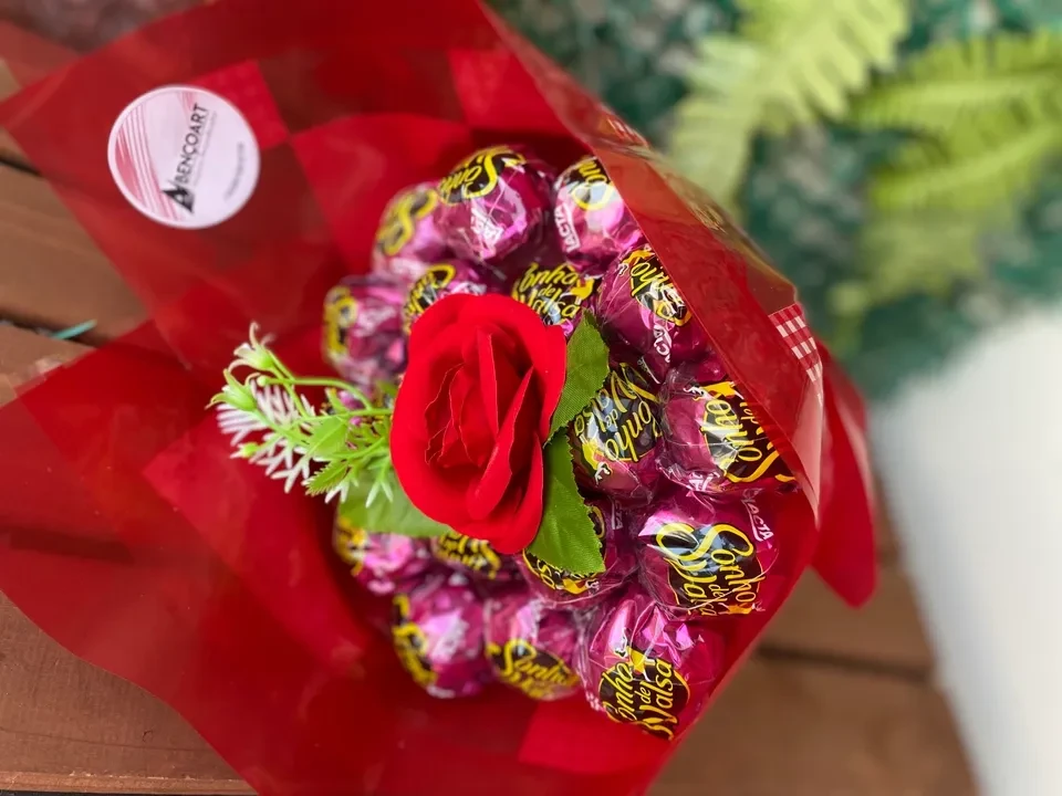 Buque com rosa permanente  e bombons  - 1