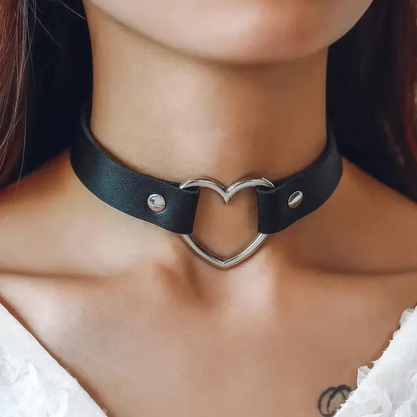 Gargantilha coração grande preto