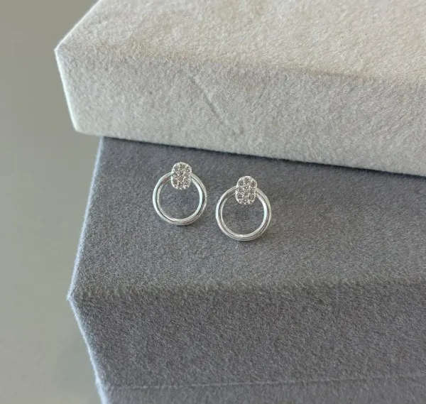 Brinco círculo vazado c detalhe oval cravejado